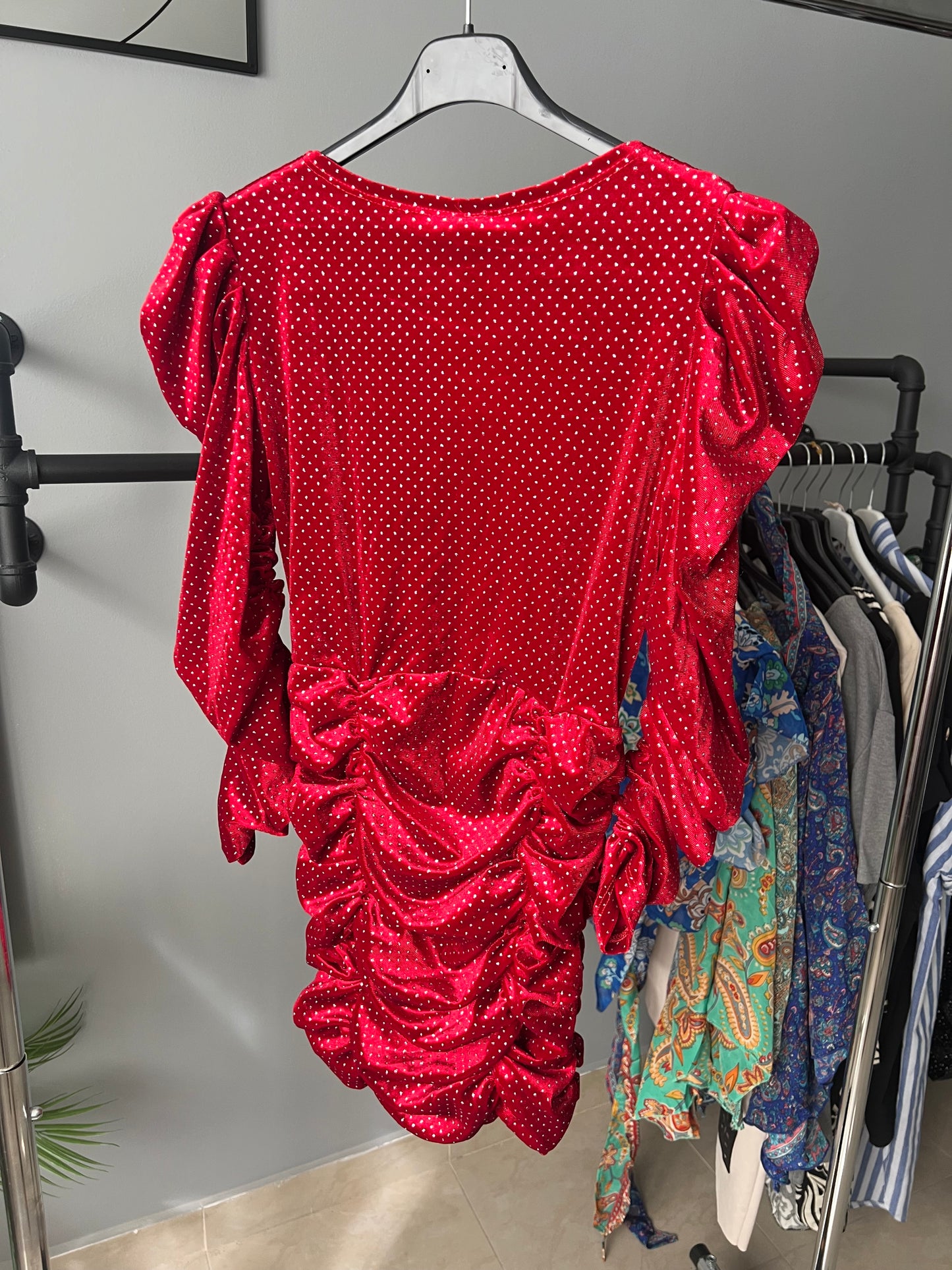 Κόκκινο Βελουτέ Φόρεμα με Ασημί Βούλες - Wrap Dress με Σούρες | C&M