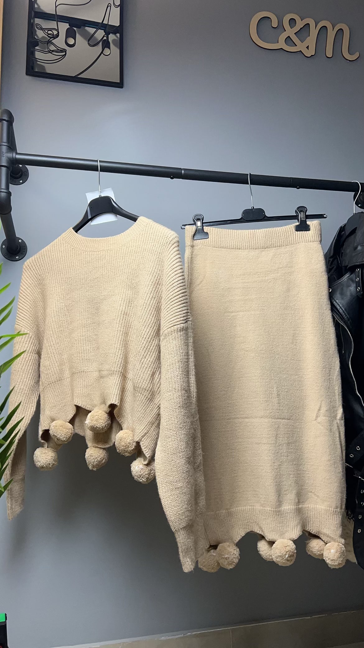 Μπεζ Πλεκτό Σετ με Πομ-Πομ Cropped Πουλόβερ Midi Φούστα | C&M