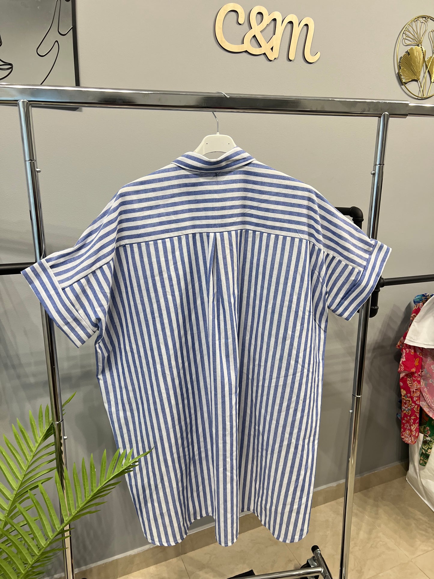 Ριγέ πουκάμισο plus size με διακοσμητικές μεταλλικές λεπτομέρειες - Λεπτομέρεια προϊόντος 5