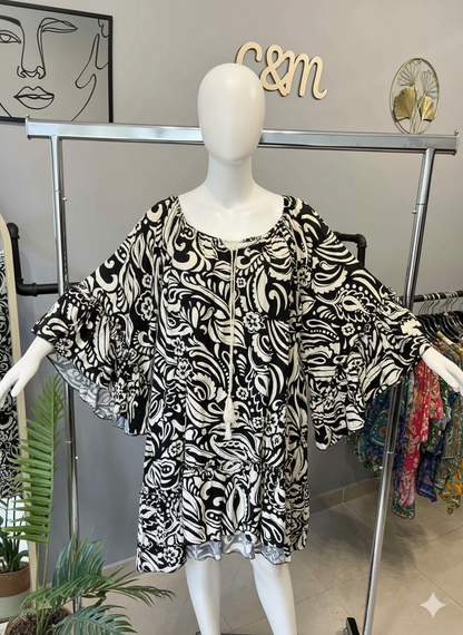 Εντυπωσιακό καφτάνι paisley με βολάν μαύρο κρέμ από viscose - AI-generated στυλιστική απεικόνιση με bohemian σχέδιο και ρέοντα ύφασμα για καλοκαιρινές εμφανίσεις