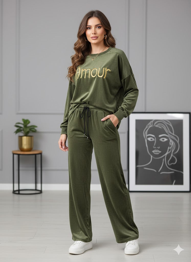  Πλάγια όψη που αναδεικνύει τη φαρδιά γραμμή του παντελονιού