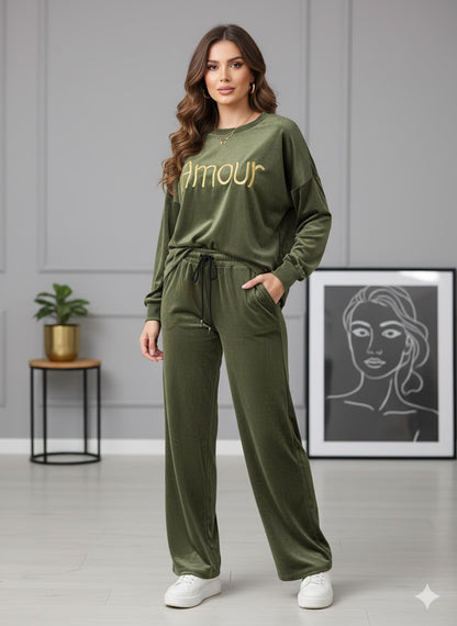  Πλάγια όψη που αναδεικνύει τη φαρδιά γραμμή του παντελονιού