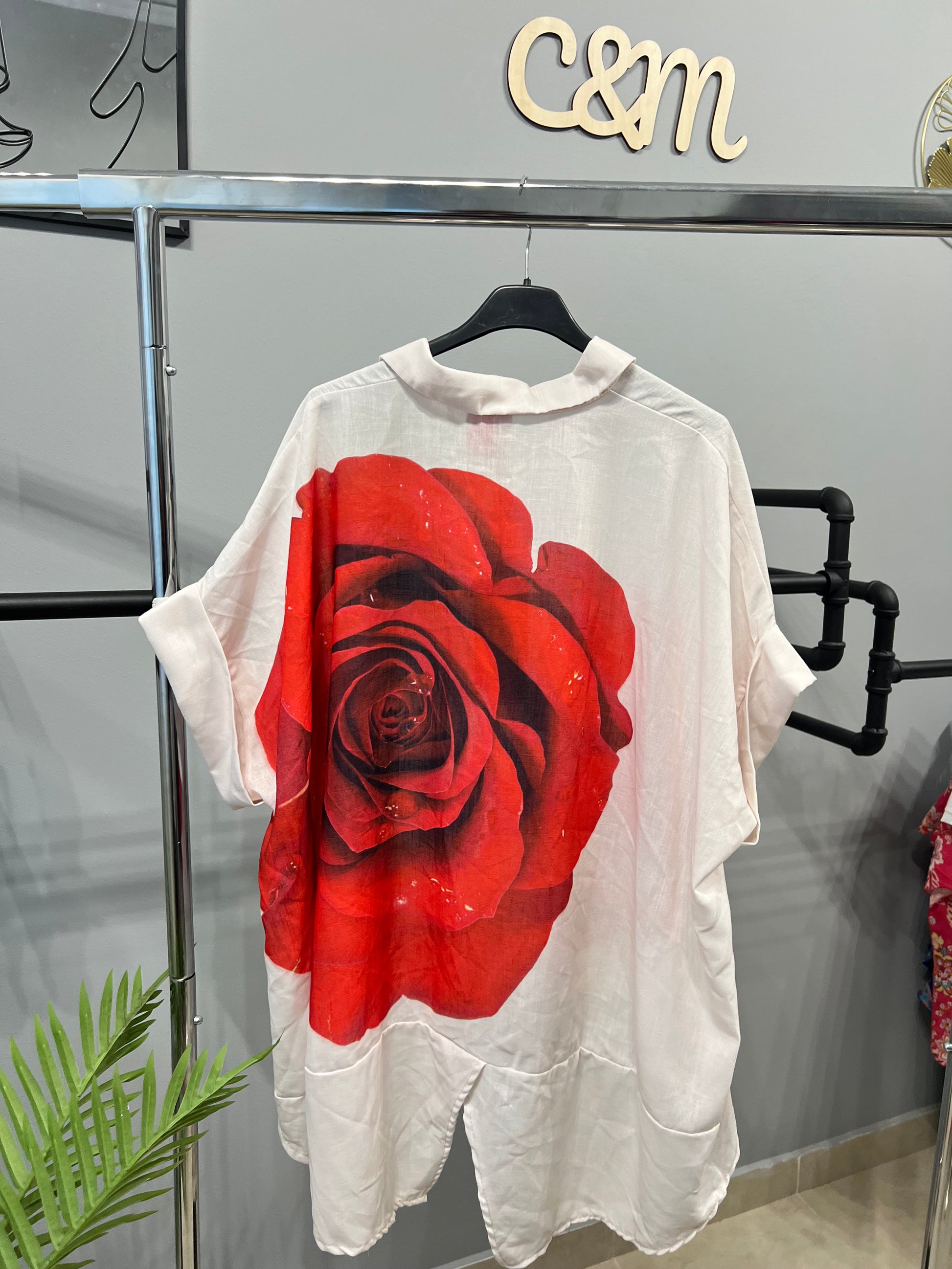 Δεύτερη πραγματική φωτογραφία φλοράλ πουκαμίσου plus size κόκκινα τριαντάφυλλα C&M