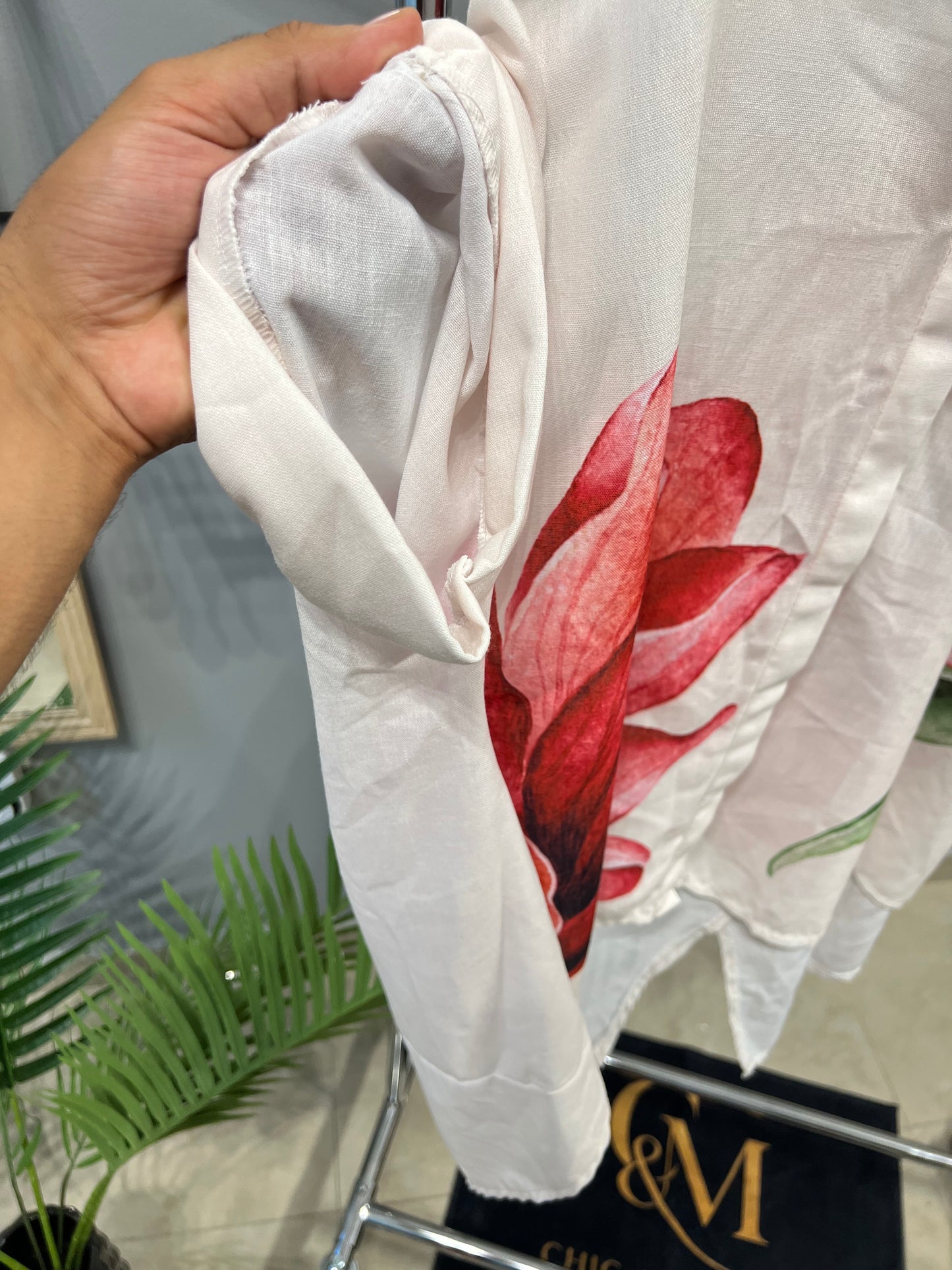 Τέταρτη πραγματική φωτογραφία φλοράλ πουκαμίσου κόκκινα τριαντάφυλλα | C&M