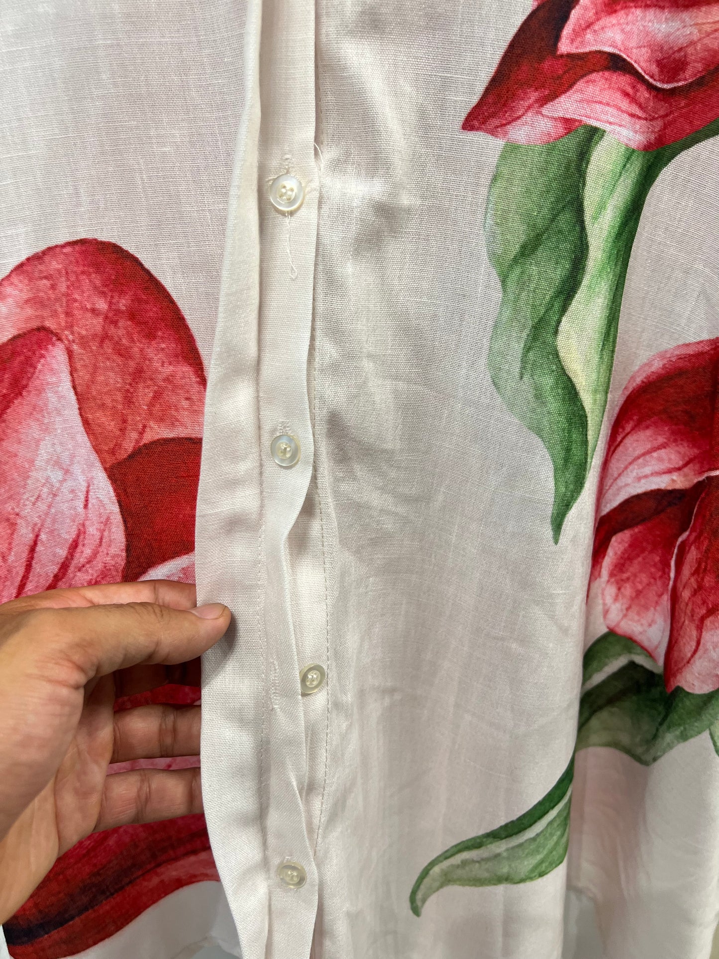 Πέμπτη πραγματική φωτογραφία γυναικείου φλοράλ πουκαμίσου plus size | C&M