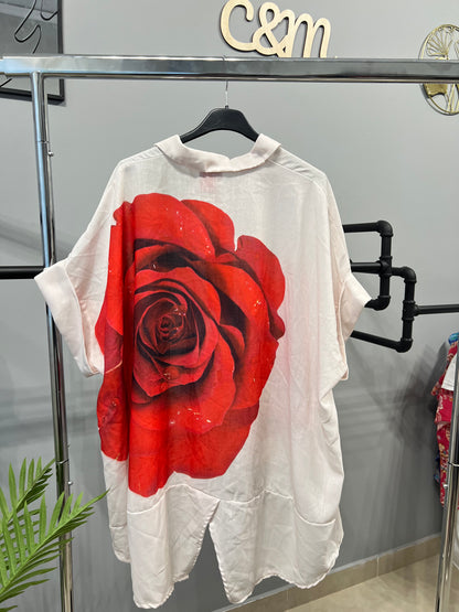 Τρίτη πραγματική φωτογραφία γυναικείου φλοράλ πουκαμίσου plus size | C&M