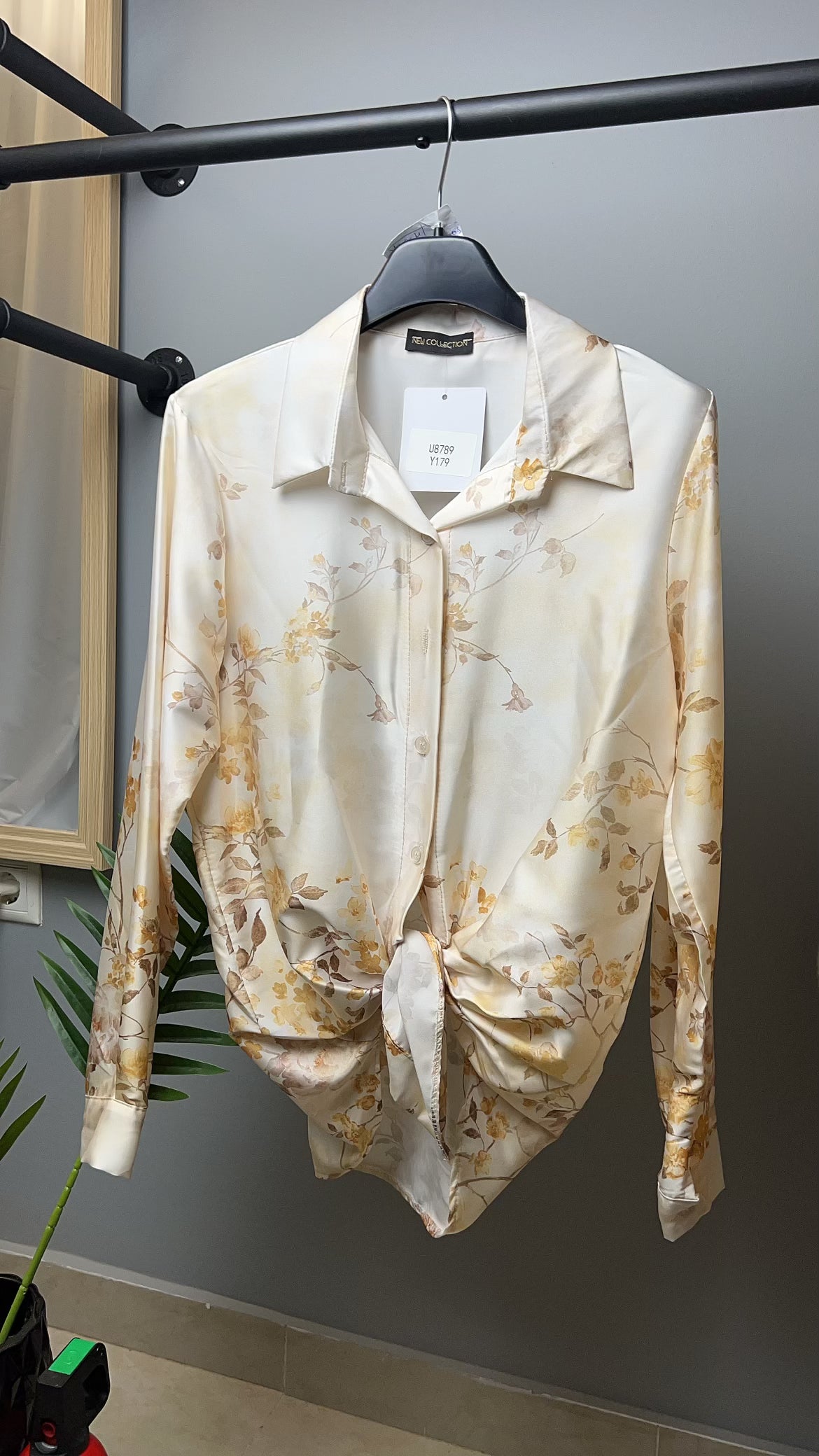 Σατέν Πουκαμισάρα Κρεμ Φλόραλ Σχέδιο | C&M