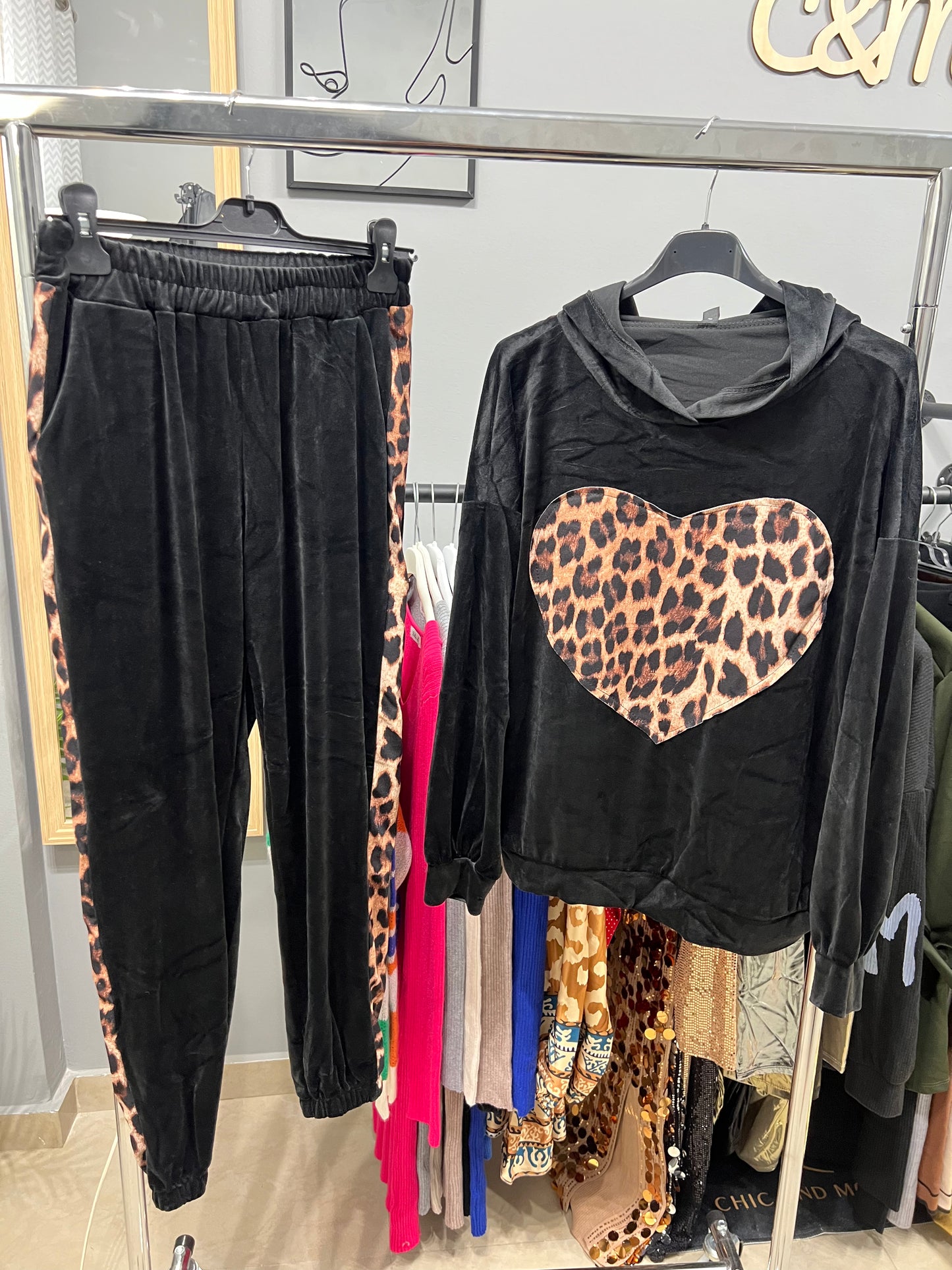 Μαύρο Βελούδινο Σετ με Λεοπάρ Λεπτομέρειες | C&M