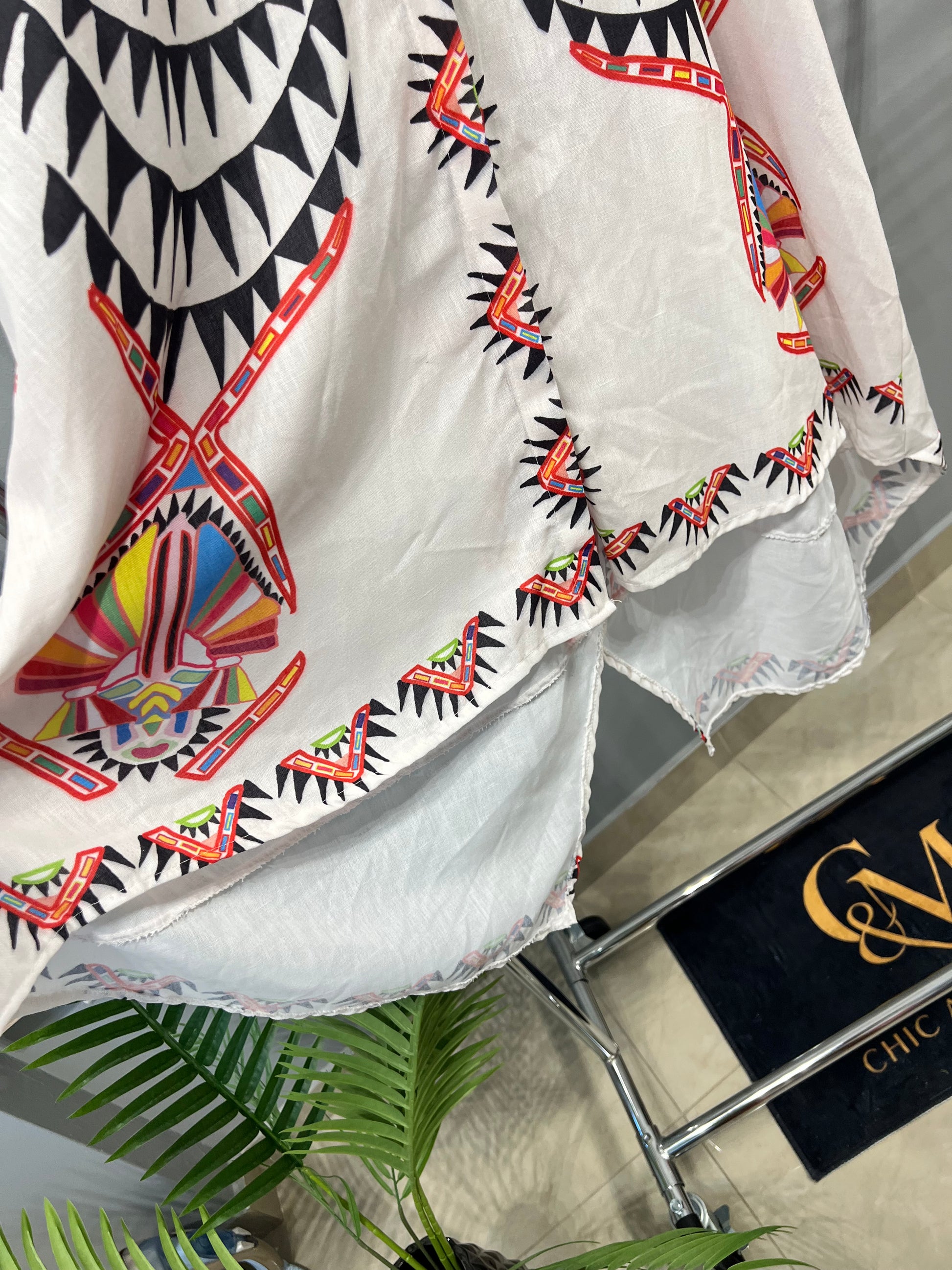 Κοντινή λήψη εθνικών λεπτομερειών - plus size πουκάμισο 6XL τελευταία κομμάτια παραδοσιακά μοτίβα υπερμεγέθη -C&M