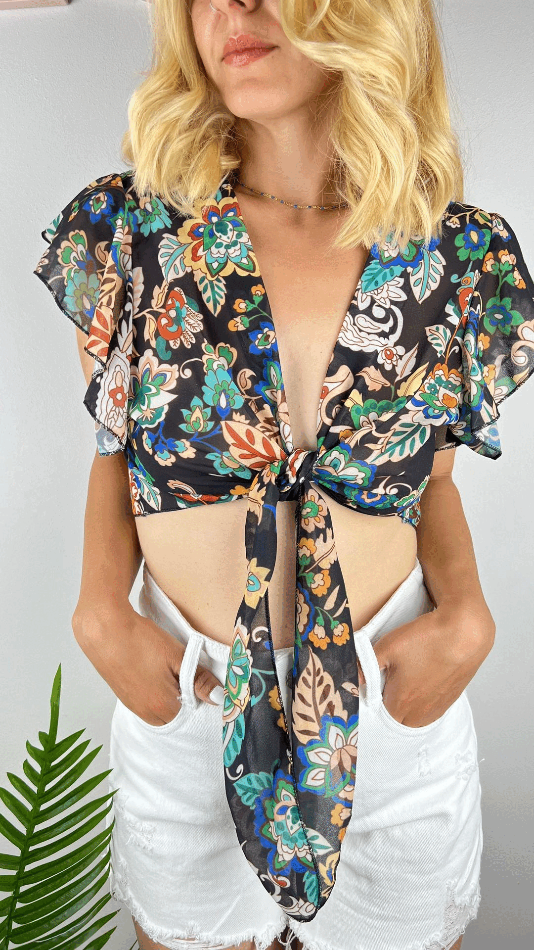 Καλοκαιρινό BOHO Φλοράλ Τοπ με Δέσιμο Βάση Μάυρη | C&M