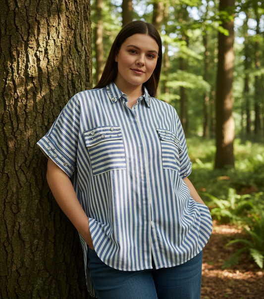 Μοντέλο plus size φοράει ριγέ πουκάμισο με μεταλλικές λεπτομέρειες σε εξωτερικό χώρο - Κύρια εικόνα