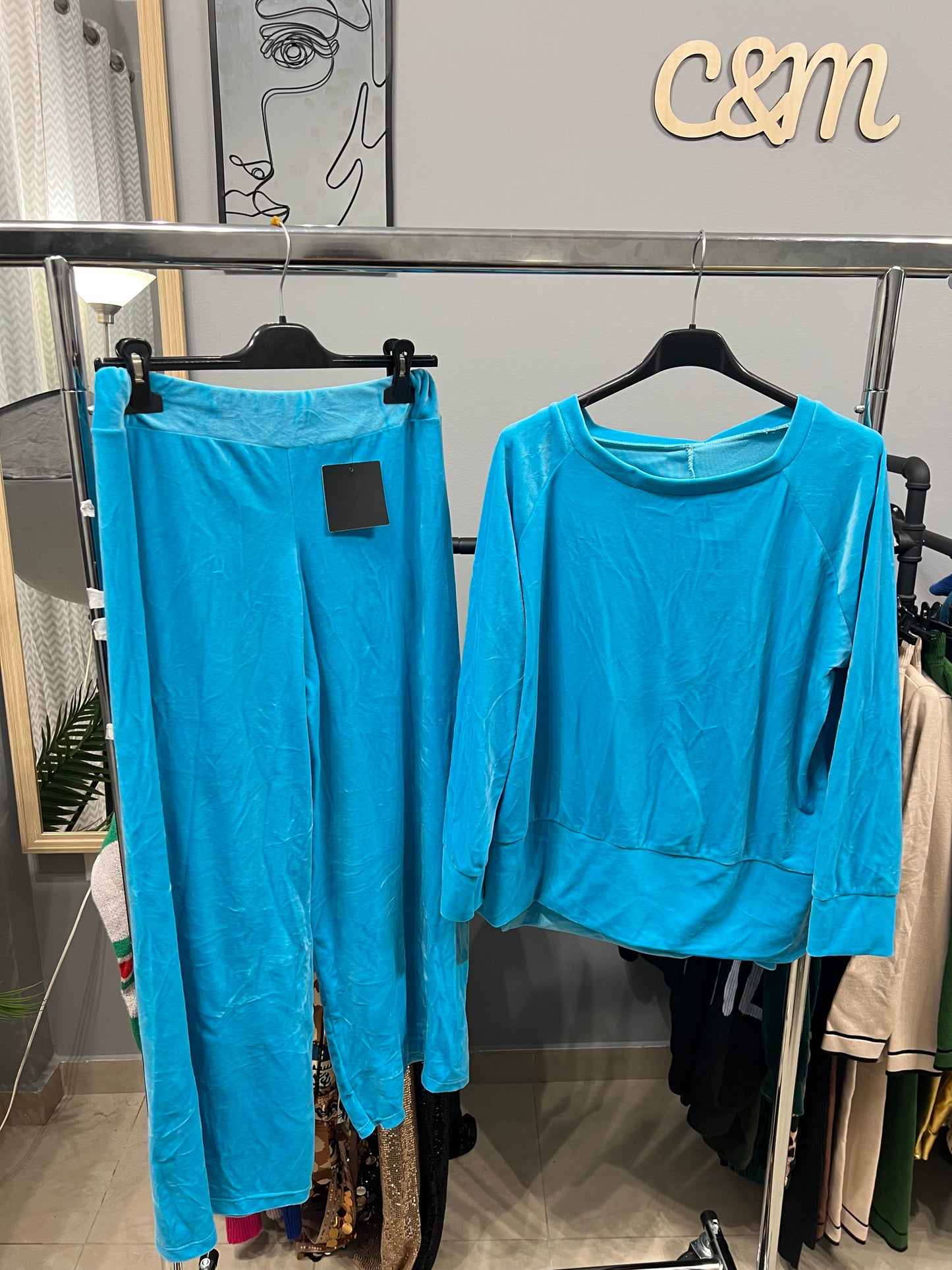 Βελουτέ γαλάζιο σετ με φούτερ και παντελόνι για άνετη εμφάνιση